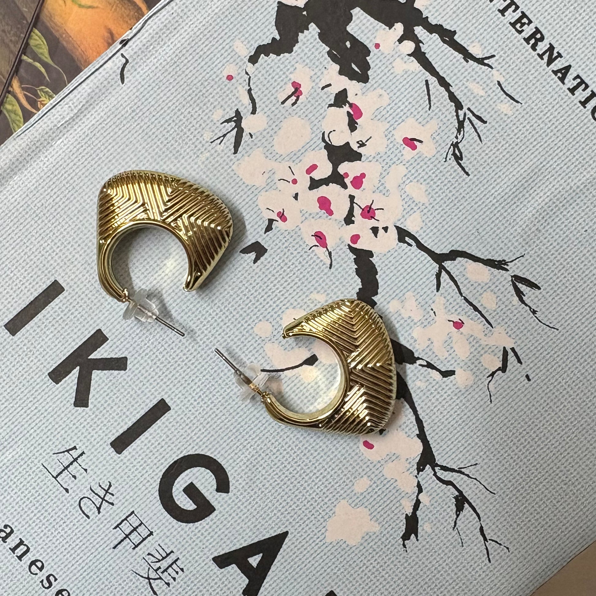golden hoop glow earrings 3